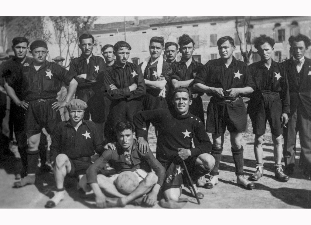 in piedi da sinistra Nani Rossetti Mastini Giacinto Schiatti e in fondo Ferrari